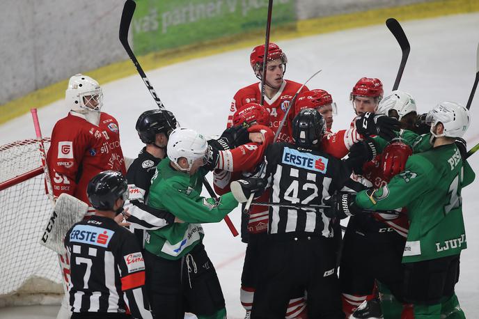 500. večni derbi: HK SŽ Olimpija - HDD Sij Acroni Jesenice | V jeseniških vratih bo v prihodnje stal Francoz Antoine Bonvalot. | Foto Matic Ritonja/Sportida