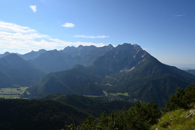 Pogled na Jezersko in KSA (desno Kočne, nato si sledijo Grintovec, Dolgi hrbet, Skuta, Rinke, Velika Baba) | Foto: Matej Podgoršek