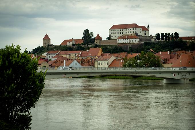 Tik pred prihodom na Ptuj potnike nagradi panoramski razgled na mesto ob Dravi in grad nad njim. | Foto: Ana Kovač