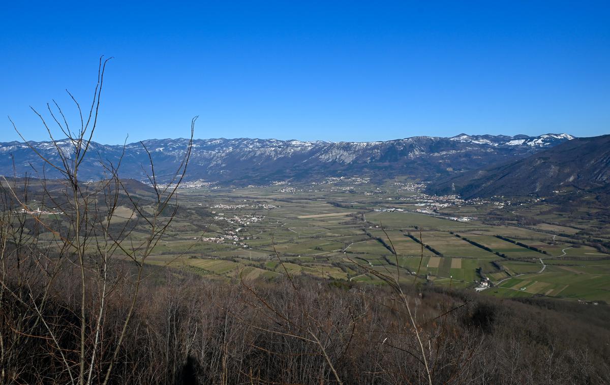 Kejcl in Sv. Socerb | Pogled od cerkvice Sv. Socerb na Vipavsko dolino proti robu Trnovskega gozda | Foto Matej Podgoršek