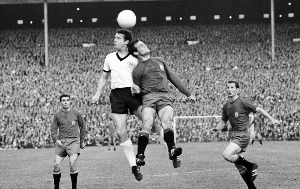 Josep Maria Fuste (levo) | Fotografija s svetovnega prvenstva 1966 v Angliji. Na spopadu Nemčije in Španije v Birminghamu sta v skoku za žogo legendarni Franz Beckenbauer in Jesus Glaria, Josep Maria Fuste pa je na sliki levo. | Foto Guliverimage