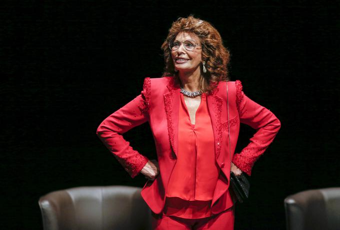 Alessandra Mussolini ima poleg slavnega dedka tudi svetovno znano teto. To je nihče drug kot slavna italijanska filmska igralka in dobitnica oskarja Sophia Loren. | Foto: Reuters