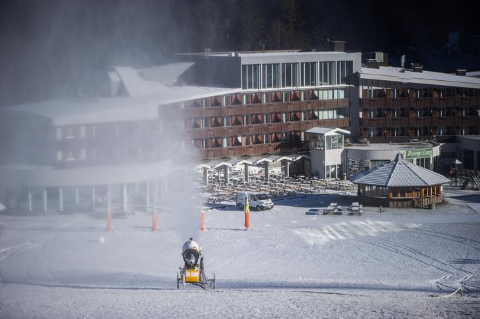 Kranjska Gora zasneževanje | V Kranjski Gori so danes že pognali prvo žičniško napravo, na Mariborskem Pohorju pa bodo prve smučarje sprejeli v soboto. | Foto Klemen Korenjak