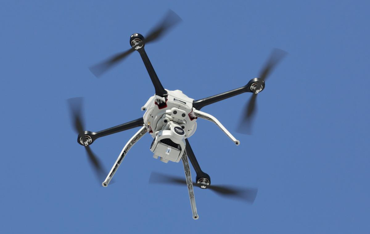 drone brezpilotnik | Francoska policija je že predlani pri nadzoru prometa prvič testirala drone, ti pa zdaj pri nadzoru prometa v nekaterih državah že postajajo realnost. | Foto Reuters