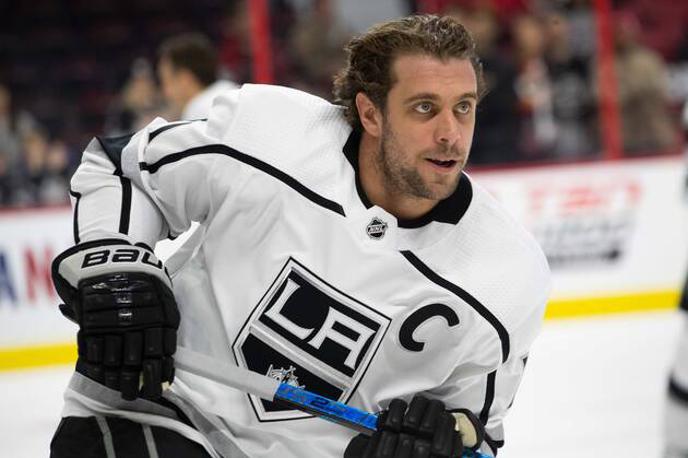 Anže Kopitar | Anže Kopitar se je s podajo ob zmagi nad Arizona Coyotes pridružil elitnemu klubu tisoč, v katerem je trenutno prostor le za 91 hokejistov. | Foto Guliverimage