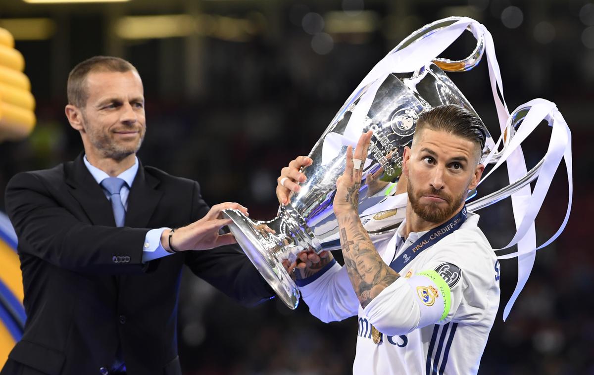 Čeferin Ramos | Naslov najboljšega brani Real Madrid. Tako je kapetan Sergio Ramos prejel pokal z rok predsednika Uefe Aleksandra Čeferina. | Foto Guliver/Getty Images