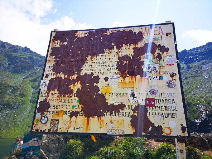 Tabla na vrhu prelaza, ki jo je zob časa že dobesedno načel. | Foto: Gregor Pavšič