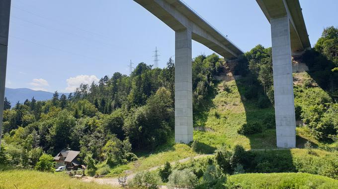 Dars zagotavlja, da so imeli za gradnjo viadukta vsa potrebna dovoljenja. | Foto: Metka Prezelj