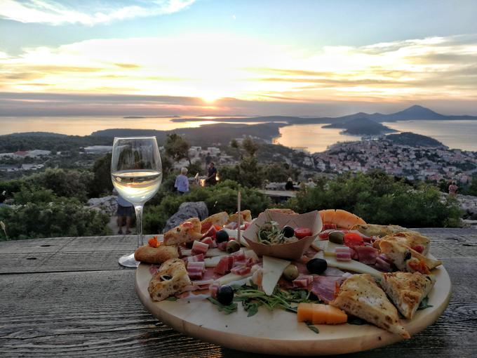 Na razgledni točki Providenca je na prvem mestu, jasno, razgled. Je pa tudi skromna ponudba hrane in pijače povsem solidna. | Foto: Nina Vogrin