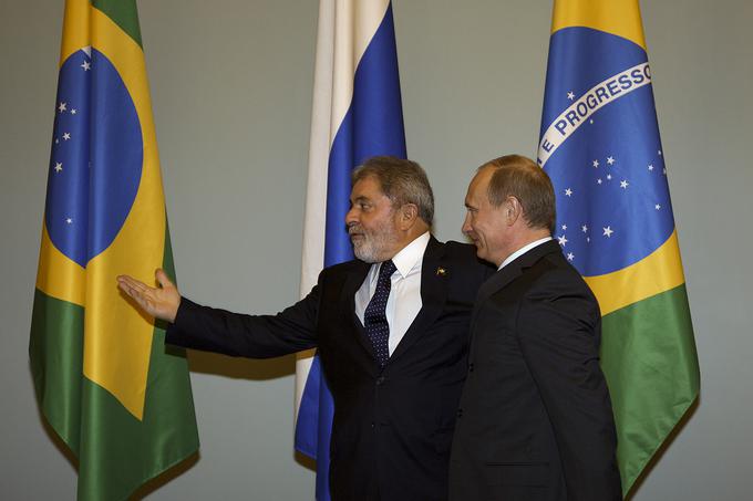 Tudi Brazilija, ki je največja latinskoameriška država, se ni pridružila zahodnim sankcijam proti Rusiji. Takšno politiko je vodil že nekdanji brazilski predsednik Jair Bolsonaro, nadaljuje pa jo njegov naslednik Luiz Inácio Lula da Silva. Fotografija je iz leta 2010, ko je bil Putin ruski premier, Lula da Silva pa brazilski predsednik. | Foto: Guliverimage/Vladimir Fedorenko