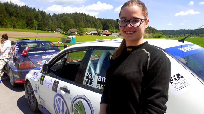 Tina Lazar je nepogrešljiva dirkaška asistentka slovenskega reli prvaka Darka Peljhana. | Foto: Gregor Pavšič