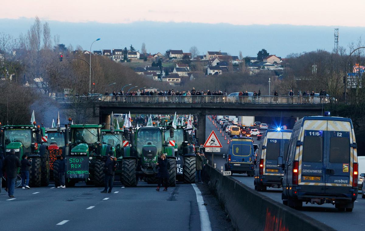 Protest kmetje Francija | Francoski kmetje so nezadovoljni zaradi delovnih pogojev, med drugim zahtevajo višje cene za pridelke, zmanjšanje birokracije in zaščito pred tujo konkurenco. | Foto Guliverimage