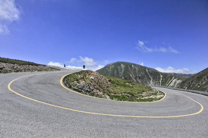 Transalpina - najvišji cestni prelaz v Romuniji ne ponuja le vzorne podlage zaradi česar ji slavo pojejo tudi kolesarji in motociklisti. Njena posebnost je, da se vije, dviga in spušča vzporedno z vršaci. | Foto: Ciril Komotar