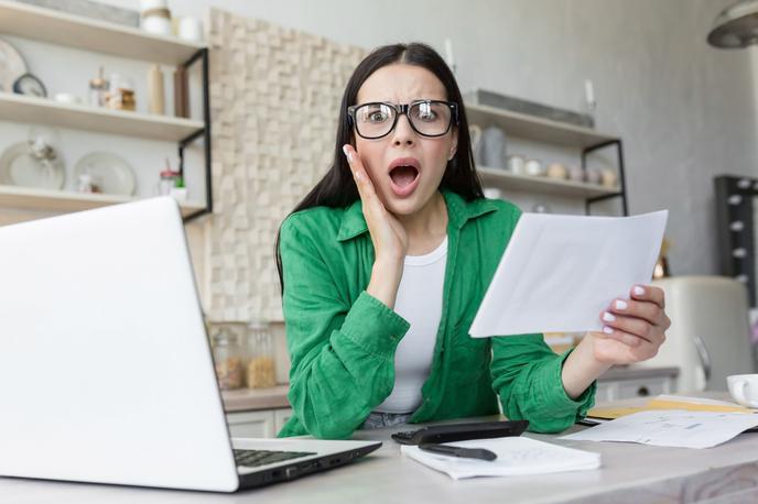 portrait-of-a-shocked-woman-at-home-received-bad-2023-11-27-05-31-02-utc_1200x800 | Foto A1 Slovenija