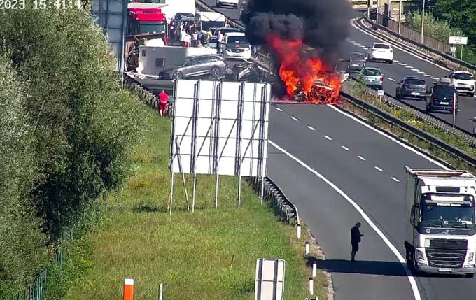 Goreče vozilo na ljubljanski južni obvoznici | Foto: Promet.si / Facebook