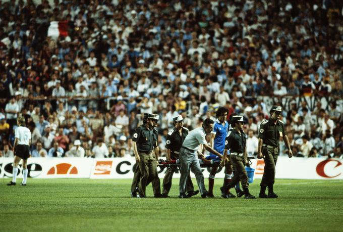 Tako so odnesli z nosili z igrišča poškodovanega Patricka Battistona. | Foto: Guliverimage/Getty Images