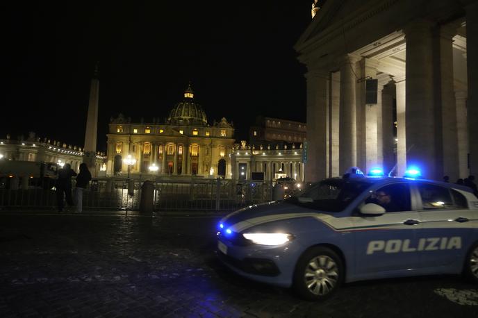 Vatikan | Vozniku je skoraj uspelo priti do vhoda v Apostolsko palačo, kjer med drugim vstopajo visoki državni gostje. | Foto Guliverimage