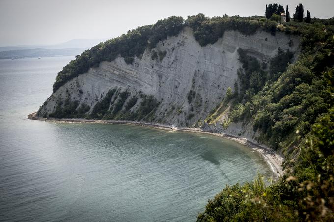 Domačini slovitemu zalivu pod klifom ne pravijo Mesečev zaliv, ampak Nambole. | Foto: Ana Kovač