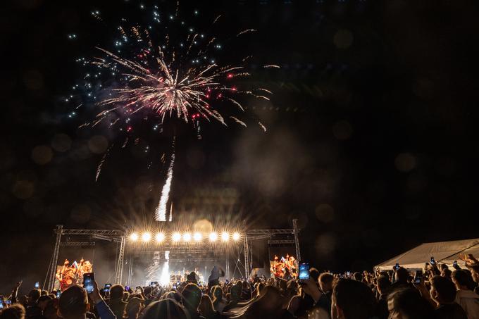 Koncert v osrčju slovenskih gora so sklenili z večminutnim ognjemetom.  | Foto: Rok Deželak, Žan Zajc