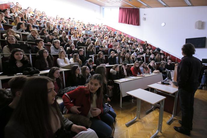 študenti | "Če v 14 dneh ne boste zboleli (kar je zelo verjetno), se lahko vrnete v službo oz. k pouku," Univerza v Ljubljani sporoča študentom, zaposlenim in sodelavcem. | Foto STA