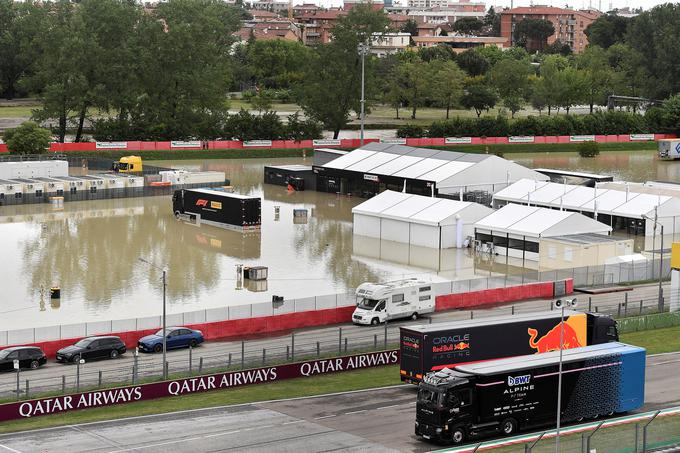 Poplavljen del "paddocka". | Foto: Reuters