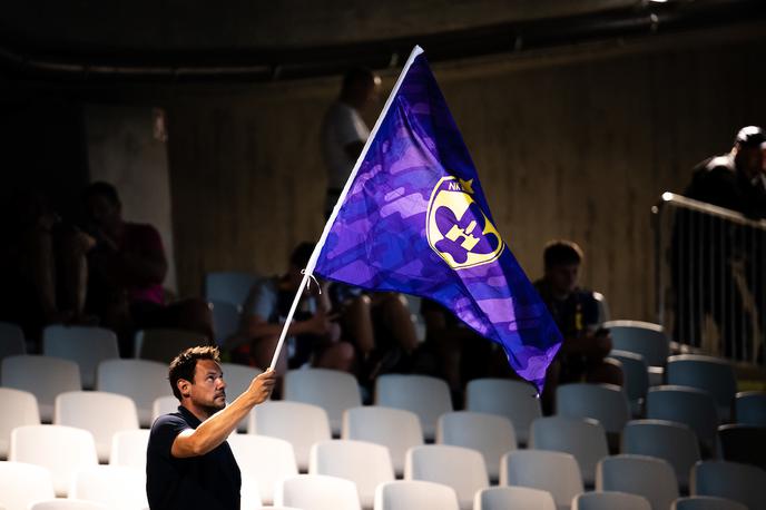 Maribor Navijač | Mariborčani bodo prvo uradno tekmo v novi sezoni odigrali 13. julija, ko bodo v prvi tekmi uvodnega kroga kvalifikacij za konferenčno ligo gostili malteško Birkirkaro. | Foto Blaž Weindorfer/Sportida