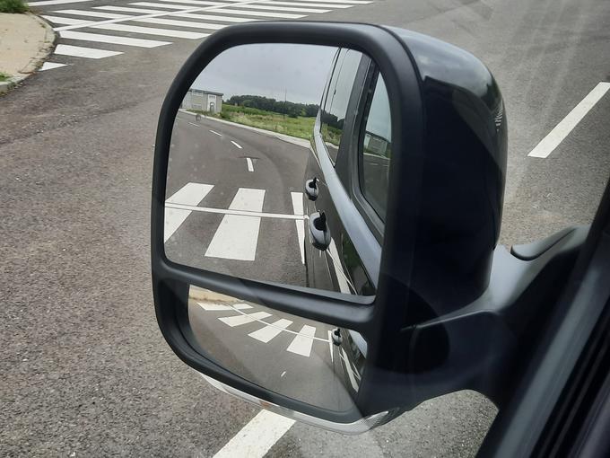 Veliki zunanji ogledali nista avtomobilski, sta pa ogrevani in samodejno poklopni. Ločeni zrcali sta usmerjeni navzdol proti zadnjim kolesom za varen pregled nad dogajanjem.
 | Foto: Aleš Črnivec