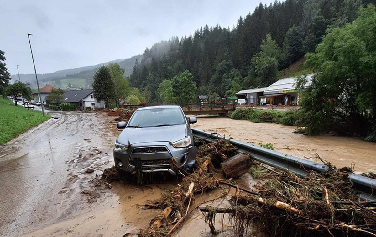 Poplave | Pri vozilih, v katera je voda vdrla v potniško kabino in je bil večji del motornega dela pod vodo, je povzročena škoda največkrat nepopravljiva in se popravilo ne izplača. | Foto Neurje.si / Facebook