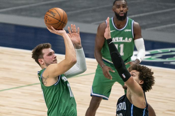 Luka Dončić | Luka Dončić v letu 2021 še ne pozna poraza: k četrti zaporedni zmagi Dallasa je prispeval trojnega dvojčka | Foto Guliver Image