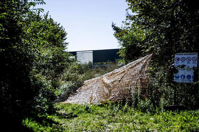 Sprva je dostop na ploščad onemogočala varnostna ograja, po Knezovih besedah postavljena s strani občine, ki je zdaj uničena. | Foto: Ana Kovač