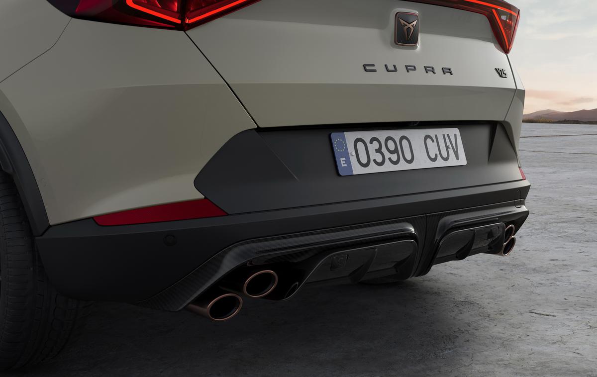 Cupra formentor VZ5 | Najbolj opazna sprememba je zadaj − diagonalno postavljena dvojna zaključka izpušne cevi sta nekaj posebnega. | Foto Cupra