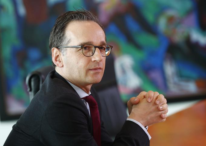 Nemški pravosodni minister Heiko Mass je prepričan, da samoiniciativna prizadevanja družbenih omrežij za krotitev strupenih komunikacij kljub nespornemu napredku niso šla dovolj daleč, zato predlaga zakon, ki bo, tudi z zagroženimi visokimi kaznimi, okrepil boj proti nedopustnim vsebinam. | Foto: Reuters