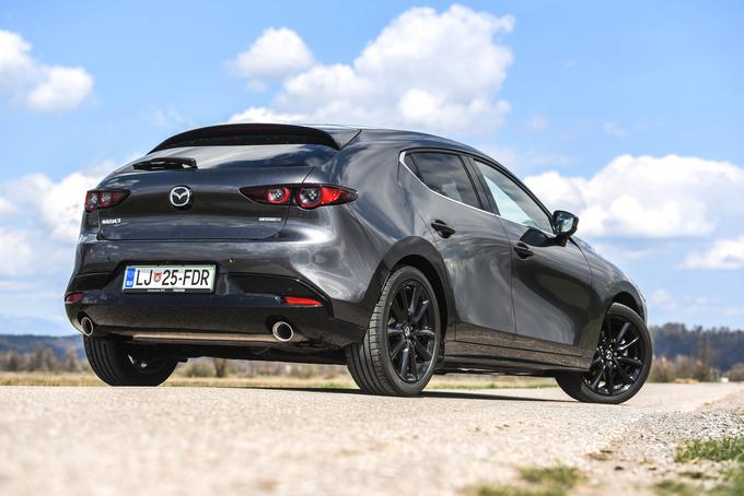 Mazda 3 je bila najbolj premijski avtomobil na testu. Odlikuje jo zelo visoka raven serijske opreme in ugodna cena. Njena hiba je le praktičnost zadnjega dela, saj pri Mazdi vlogo družinskega vozila raje prepuščajo modelu CX-30. | Foto: PRIMA