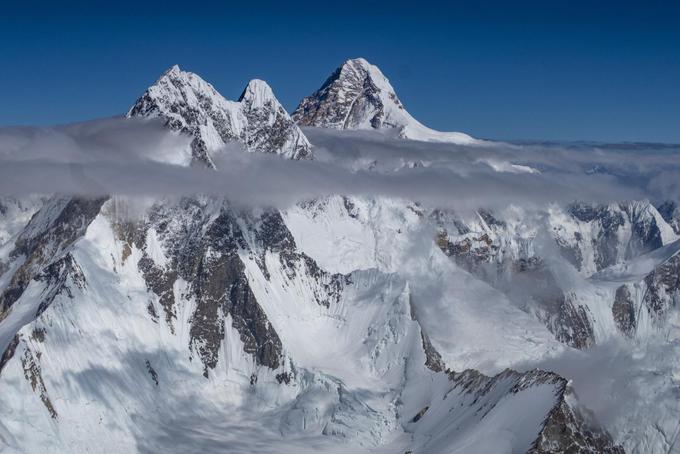 Jutranji pogled na KS in Broad Peak od bivaka na 7.500 metrih | Foto: Aleš Česen