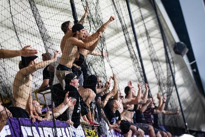 Viole Maribor Urartu | Trener NK Maribor Simon Rožman se je zahvalil navijačem za glasno podporo. "Nosili so nas v trenutkih, ko nam ni vse steklo po željah," je povedal po tekmi. | Foto Blaž Weindorfer/Sportida