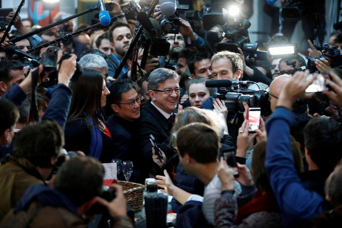 Jean-Luc Melenchon (na fotografiji nasmejani mož z očali, obkrožen z novinarji in fotografi) je po svoje največje presenečenje prvega kroga volitev, saj je bil po anketah pred tedni šele na petem mestu, zdaj pa bi mu skoraj uspel preboj v drugi krog. Sta njegov uspeh in Hamonov poraz napoved, da bo tudi v Franciji tako kot v Grčiji radikalna levica potisnila zmerno levico na obrobje? | Foto: Reuters