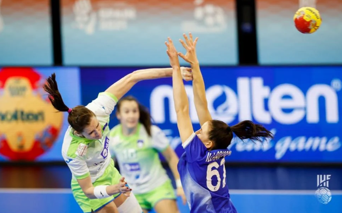 Dvajset sekund pred koncem dvoboja so Slovenke po golu Ane Gros povedle s 26:25, a je sledil odgovor Rusinj. | Foto: IHF.com