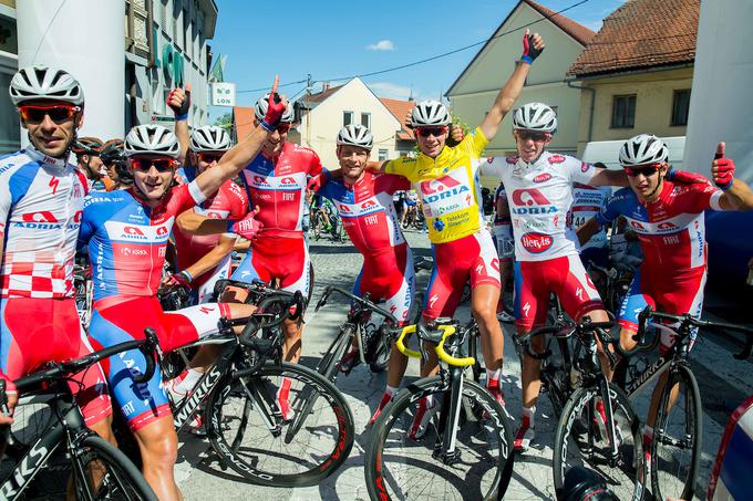 Leta 2015 z ekipo Adrie Mobil med proslavljanjem skupne zmage Primoža Rogliča in zmage v konkurenci ekip na Dirki po Sloveniji. Na fotografiji od leve proti desni: Radoslav Rogina, Marko Kump, Kristjan Fajt, David Per, Klemen Štimulak, Primož Roglič, Domen Novak in Jon Božič.  | Foto: Vid Ponikvar