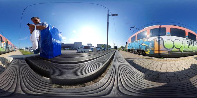 Tako sta videti surova posnetka z obeh kamer na Gear 360 pred združitvijo v 360-stopinjski posnetek. | Foto: Srdjan Cvjetović