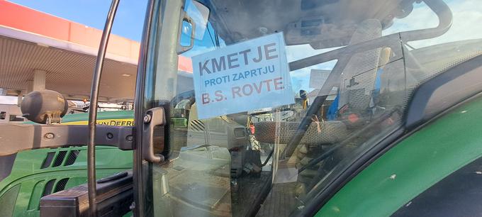 Napis na enem od traktorjev, s katerimi so protestniki zasedli Petrolovo črpalko.  | Foto: Ksenija Mlinar