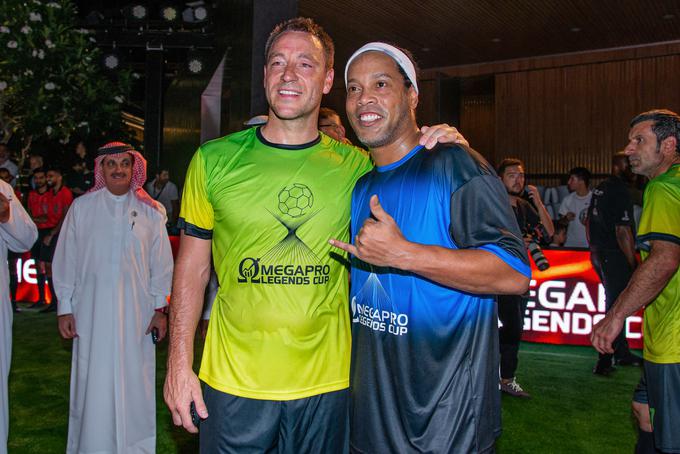 Angleški branilec John Terry in brazilski virtuoz Ronaldinho na dogodku OmegaPro Legend Cup maja 2022 | Foto: Profimedia