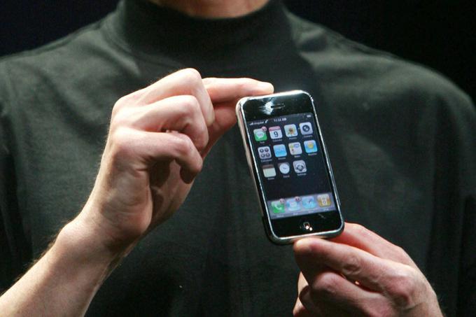 Malo znana zgodba je, da je Apple 9. januarja 2007 pametni telefon iPhone v takšni obliki in predvsem s takšnim poimenovanjem predstavil kljub temu, da tega pravzaprav ni imel pravice storiti. Lastnik pravic za uporabo imena oziroma blagovne znamke iPhone je bil namreč Cisco, še eno ameriško tehnološko podjetje. Cisco je dva dni pozneje tudi vložil tožbo zoper Apple, podjetji sta se kasneje pogodili za neznan znesek. Cisco je Applu kasneje prodal tudi blagovno znamko iOS, kar je ime operacijskega sistema za pametne telefone iPhone. | Foto: AP / Guliverimage