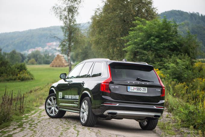 Hibridnega XC90 poganjata štirivaljni bencinski motor (sprednji kolesi) in dodatni elektromotor (zadnji kolesi), moč se na vsa štiri kolesa prenaša prek osemstopenjskega samodejnega menjalnika. (foto: Klemen Korenjak) | Foto: 