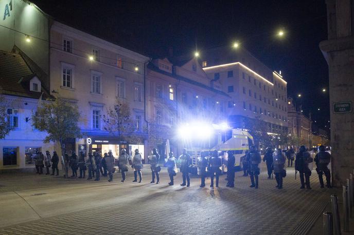 Nasilni protesti v Ljubljani, 5. november 2020. Ivan Gale vodni top | Sodelovali so ljubljanski policisti, konjeniki, vodniki službenih psov, pripadniki posebnih enot ljubljanske in drugih policijskih uprav, pripadniki specialne enote policije in helikopterska enota policije. | Foto Bojan Puhek