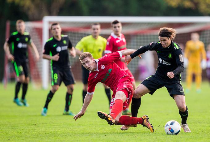 Najlepši zadetek na srečanju je dosegel Etien Velikonja. Na fotografiji v dvoboju z Lovrom Cvekom (Aluminij). | Foto: Vid Ponikvar