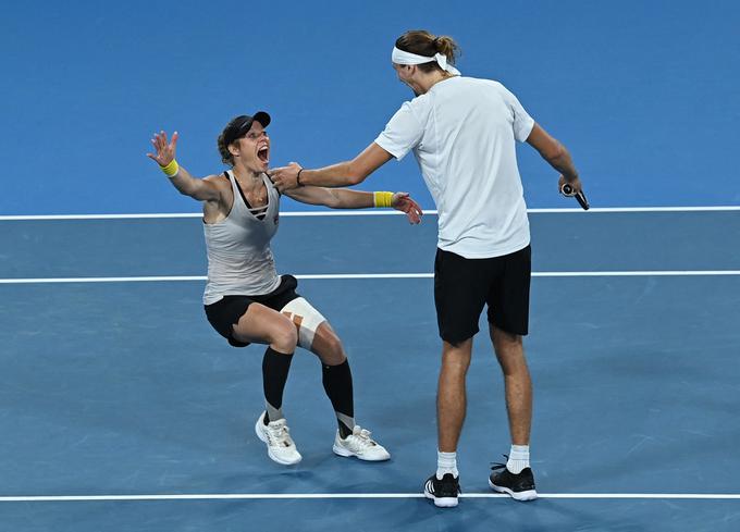 Veselje Laure Siegemund in Aleksandra Zvereva po odločilni zmagi v mešanih dvojicah. | Foto: Reuters