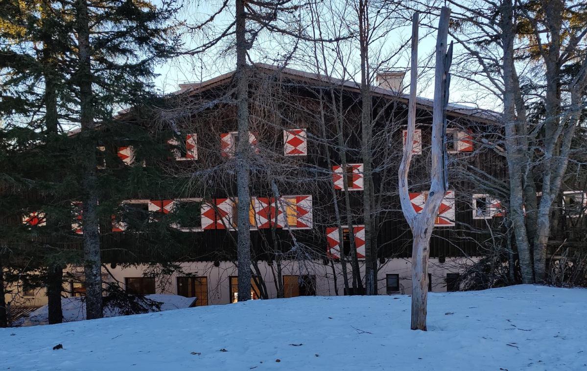 Hotel Šimnovec | Po dolgih letih čakanja se je za vstopni objekt na Veliko planino, hotel Šimnovec, zgrajen po zamislih Plečnikovega učenca, arhitekta Vlasta Kopača, začelo novo obdobje.  | Foto Hotel Šimnovec