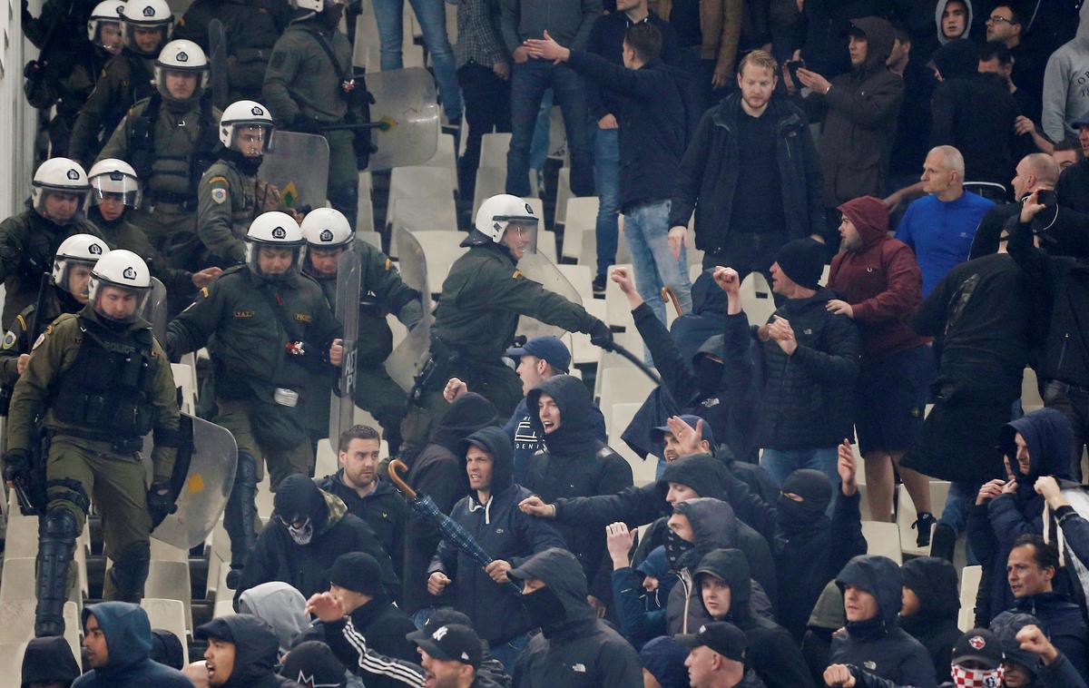 AEK Ajax | Evropska nogometna zveza (Uefa) je odprla preiskavo zaradi navijaških izgredov na torkovi tekmi lige prvakov v Atenah med AEK in Ajaxom. | Foto Reuters