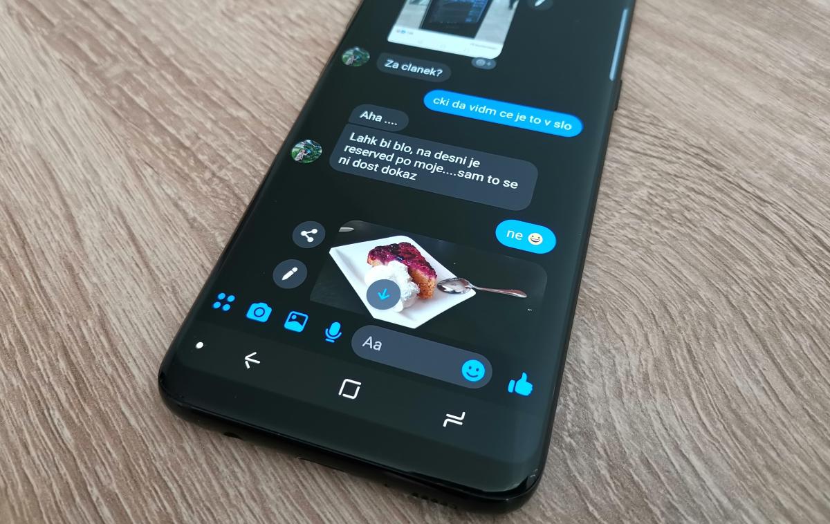 Facebook Messenger | Delovanje Facebookove aplikacije Messenger se v temnem načinu ne spremeni niti malo, je pa sploh v temi precej bolj prijazen do oči. | Foto Matic Tomšič