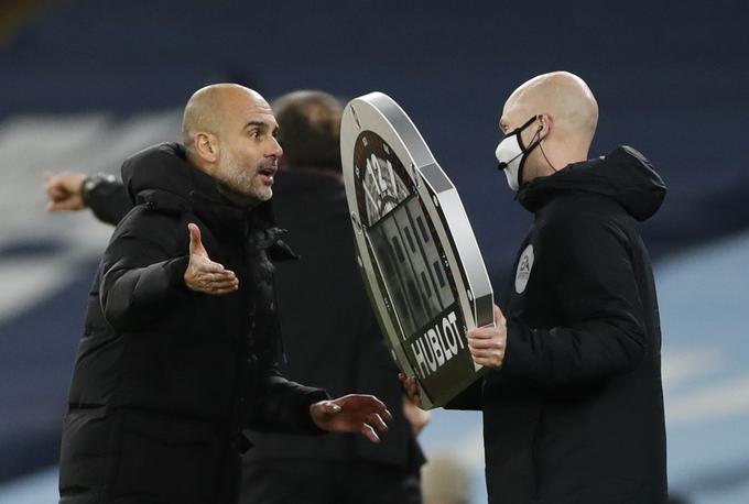 Nekdanji trener Barcelone in Bayerna je jezno pristopil do četrtega sodnika, začudilo ga je, da bo sodnikov podaljšek trajal le štiri minute. | Foto: Reuters